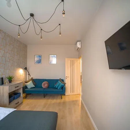 3 Bedroom, 2 Bathroom Apartment Near Forum Lviv Exterior photo