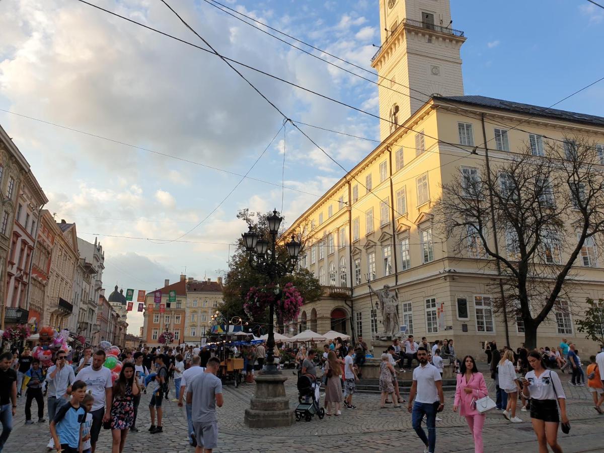 3 Bedroom, 2 Bathroom Near Forum Apartment *