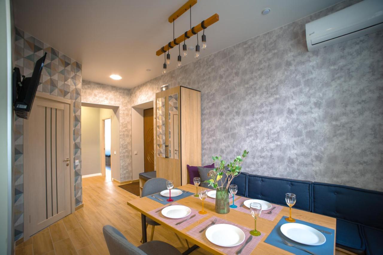 3 Bedroom, 2 Bathroom Near Forum *